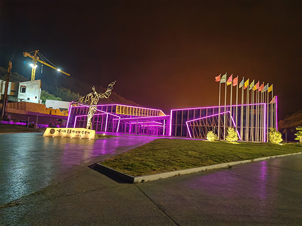 城市亮化是现代城市建设的重要组成部分，它不仅可以美化城市的夜景，还能提升城市的整体形象。随着科技的不断进步，城市亮化也得到了更多的关注和创新。本文将介绍一些关于城市亮化的创意和技术，帮助读者了解崇信城市亮化的重要性以及如何进行崇信城市亮化的规划和实施。